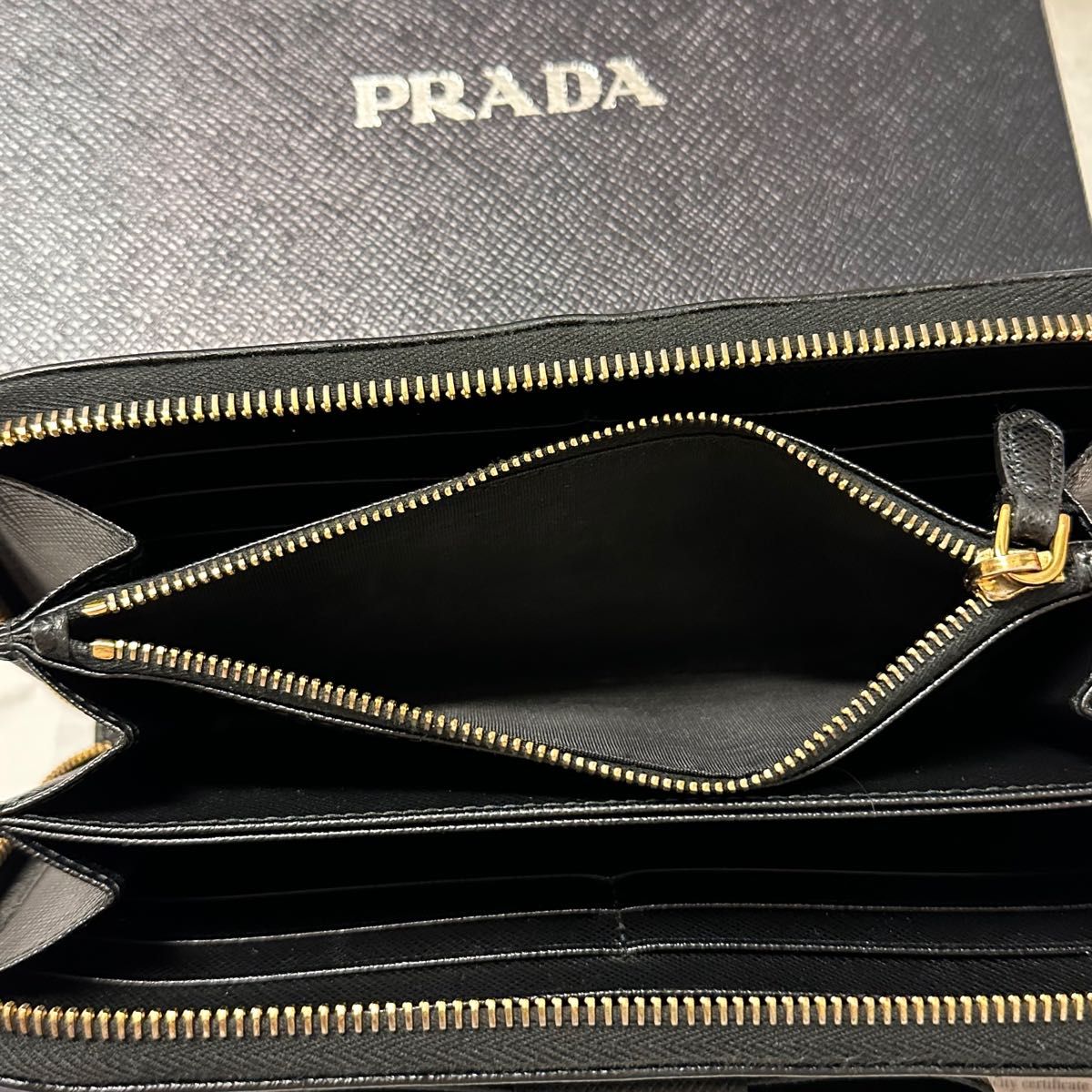 超良品！　プラダ　PRADA 財布　長財布　サフィアーノレザー　リボン　ラウンドファスナー