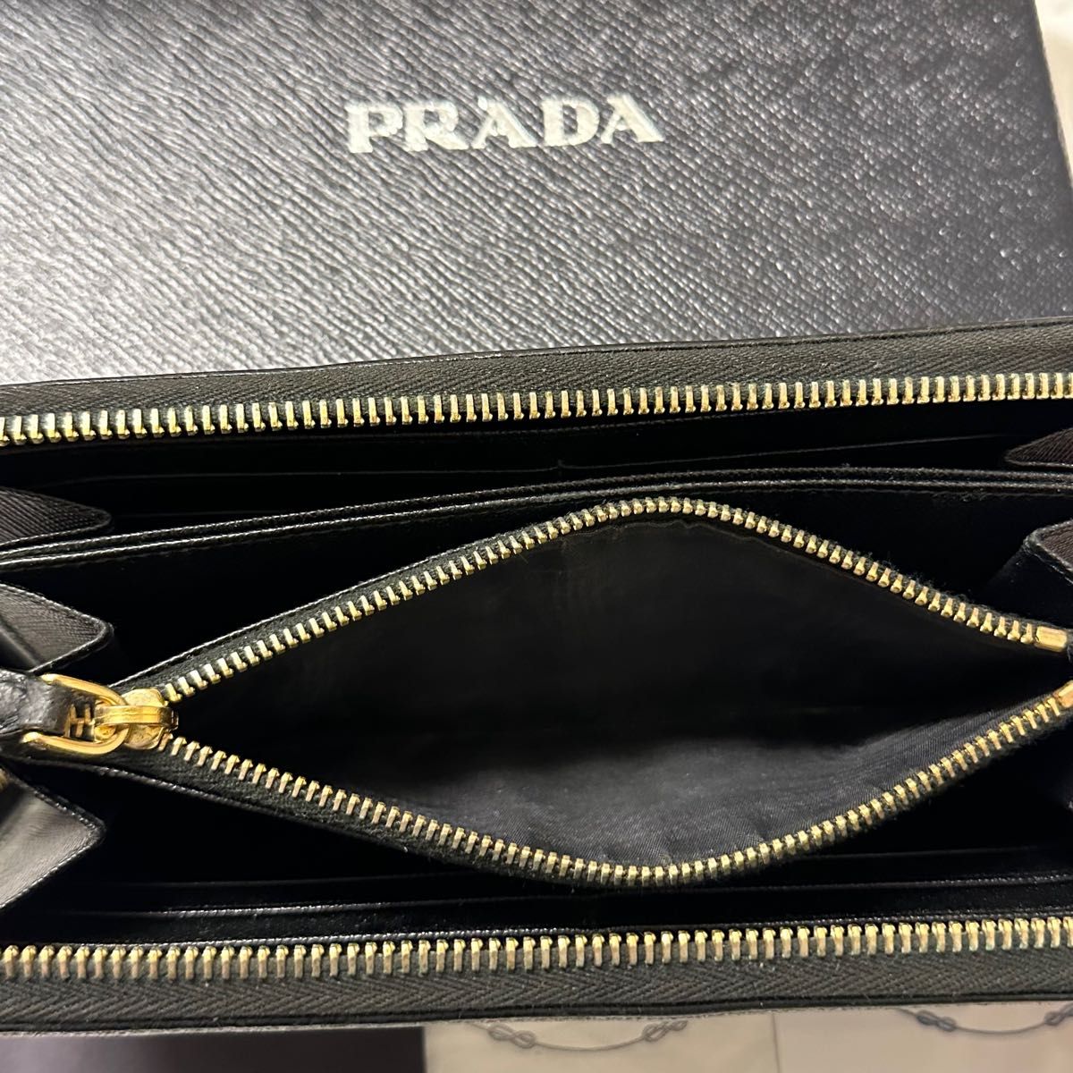 超良品 プラダ PRADA 財布 長財布 サフィアーノ ロゴ金具 ラウンド