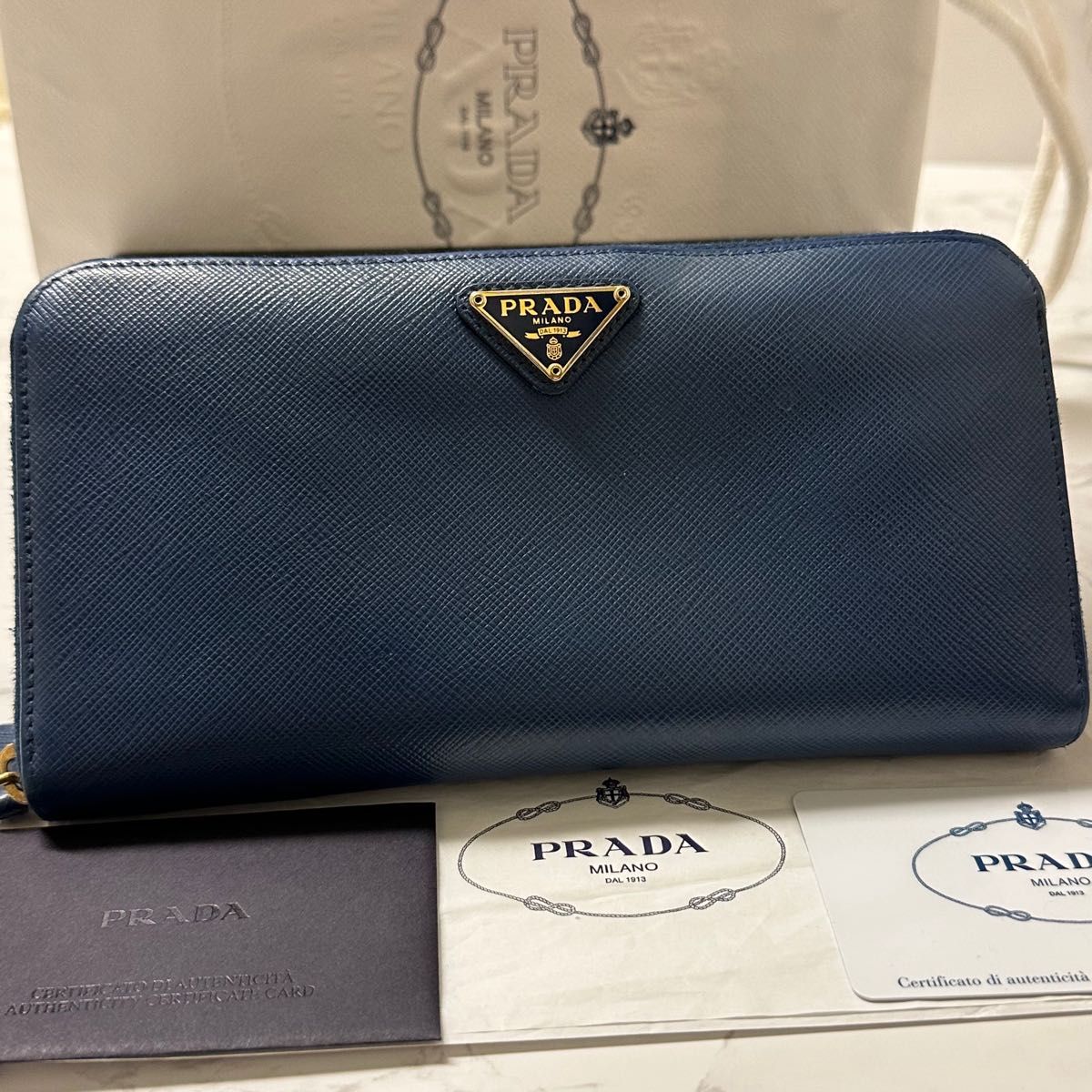 超良品！　プラダ　PRADA 財布　長財布　サフィアーノレザー　ロゴ金具　ラウンドファスナー