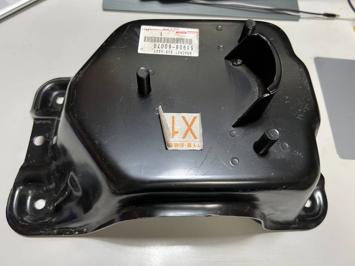 ランクル70 背面 スペアタイヤブラケット ブラック 純正品 6穴用 ランクル70 背面 スペアタイヤブラケット ブラック 純正品 6穴用