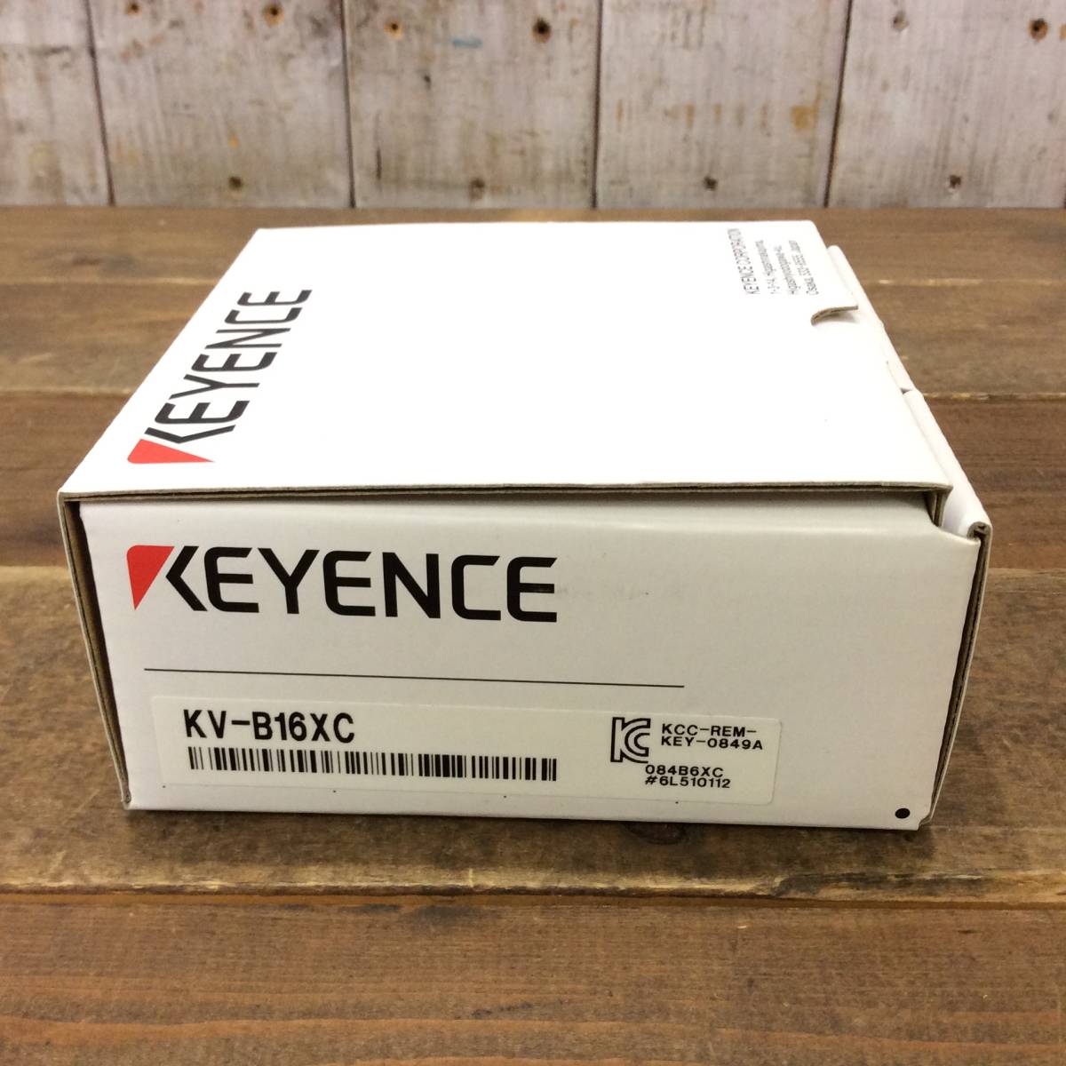 ●【AH-02720】★送料無料★ 未使用品 KEYENCE キーエンス 16点 ネジ端子台 KV-B16XC【レターパックプラス発送】_画像1