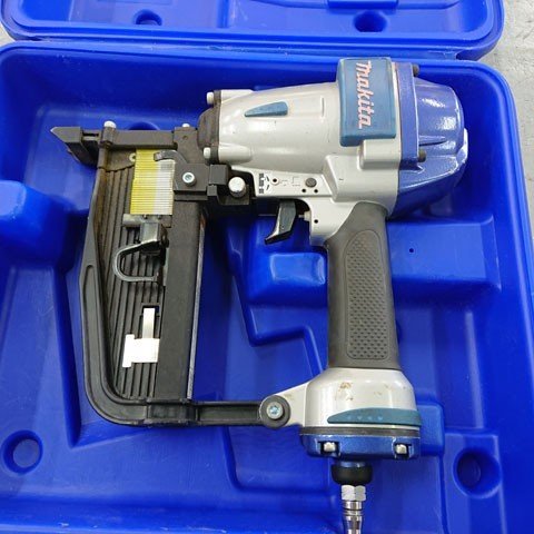 【中古現状品】MAKITA　マキタ　AT1150B　常圧　フローリング用エアタッカ_画像1