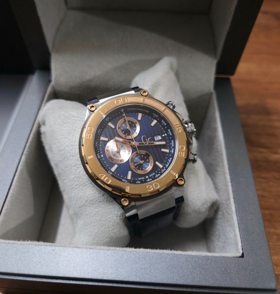 美品☆GC Guess Collection クロノグラフ 腕時計 メンズ デイト ブルーレザーバンド サファイアクリスタル x56011g7s 電池交換済み
