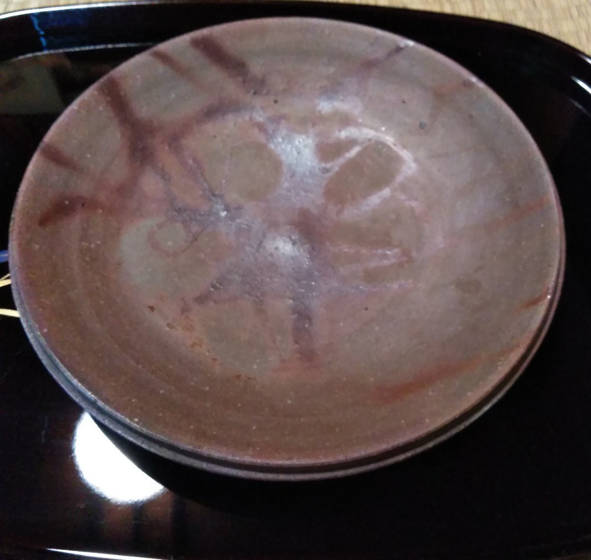 備前焼きの大皿火だすき模様が入っています。直径約20㎝です。皿の縁には切り込みが入っています。落ち着いた色合いです。