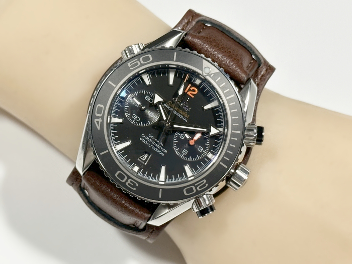 ラグ幅：22mm ブラウン 本革 レザーベルト ハンドメイド ブンド 尾錠付き マット付きレザーバンド 腕時計ベルト LB102_お取り付けのイメージ写真です。