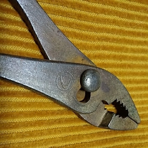  rabbit Fuji Heavy Industries industry maintenance for tool loaded tool plier total length 162.4mm. used iron scooter rabbit Subaru. gold .. rust go out. 