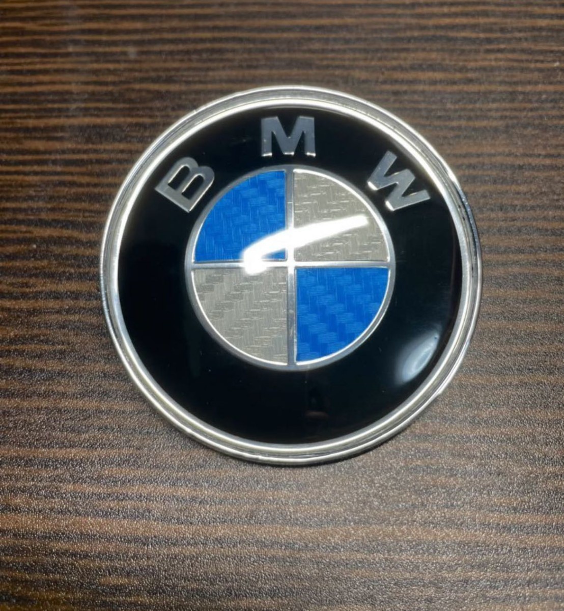 82mm BMW カーボン　ボンネットエンブレム_画像1