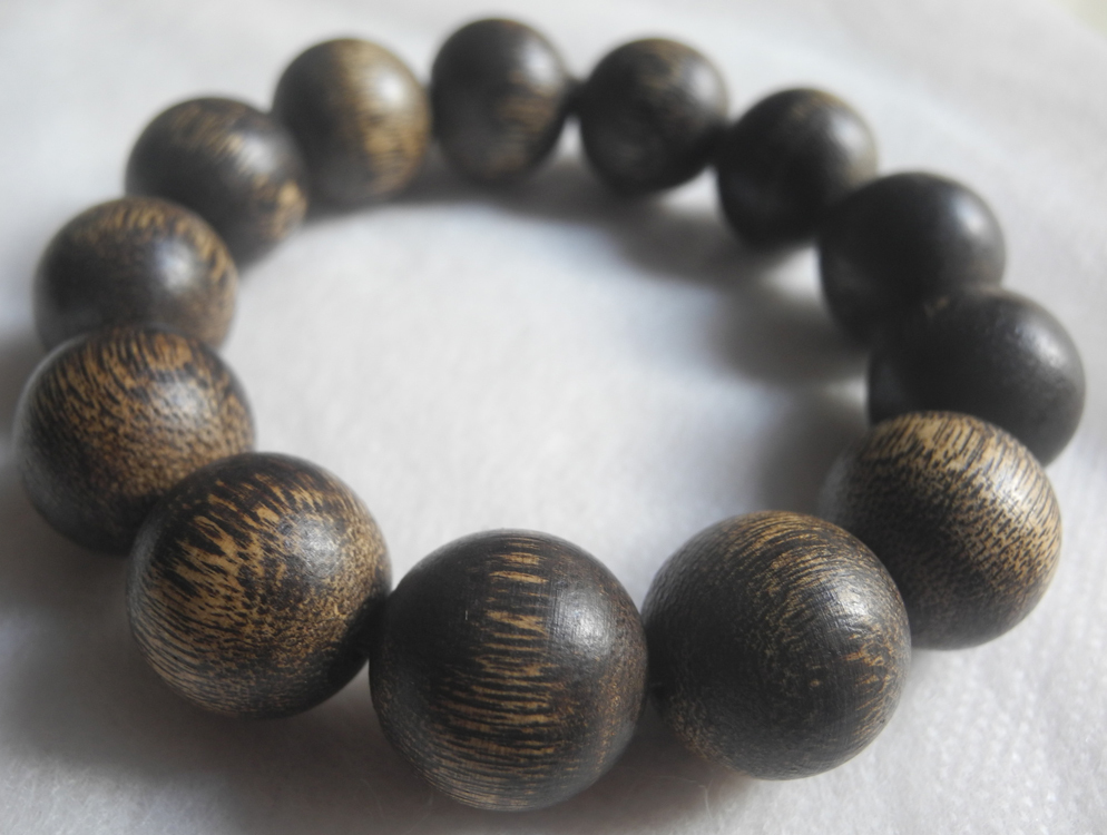  Vietnam production . tree bracele beads .. superior article! neat is good fragrance genuine article 22g 17mm fragrance aroma healing water ...agarwood