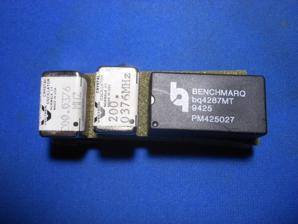 集積回路 Crystal osc. VECTRON crystal osc.2個Benchmarq pm42502 1個米軍補修用放出品 計3個特価 231006-38-2_現物の画像です