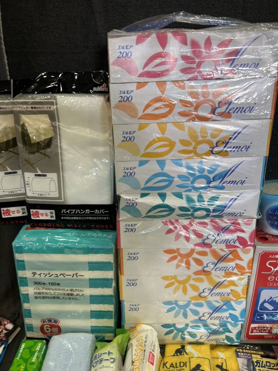 55【大量セット】ティッシュ 洗濯ネット 消火ボトル 湯たんぽ サランラップ 綿棒 絆創膏　ご_画像2