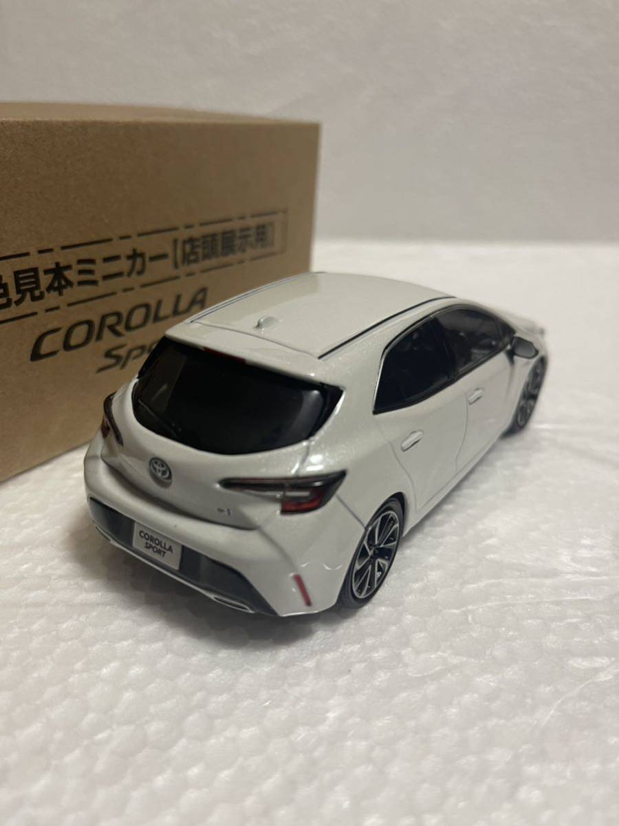 1/30 トヨタ 新型カローラスポーツ COROLLA SPORT 非売品 カラーサンプル ミニカー ホワイトパールクリスタルシャイン_画像2