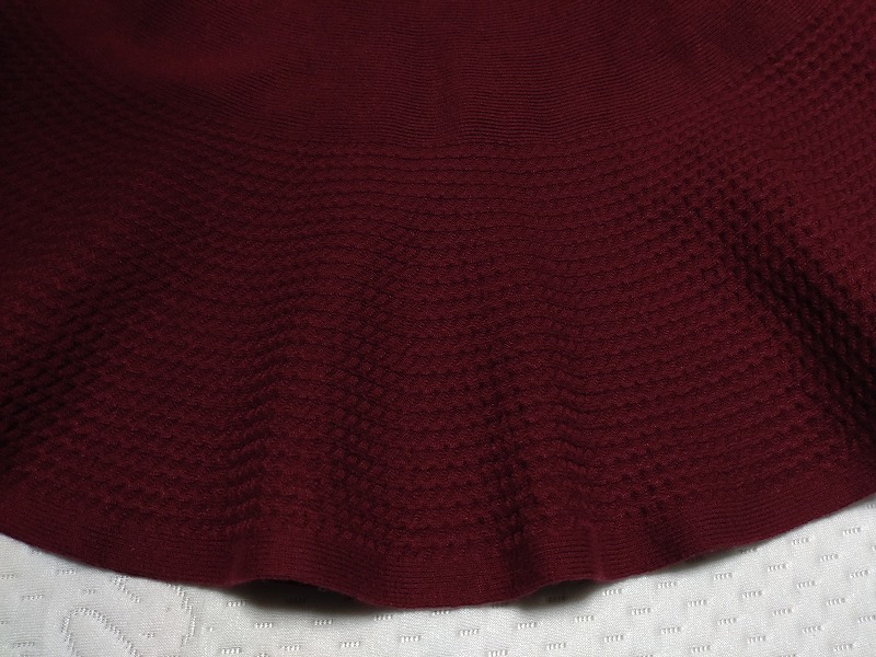 美品 KUMIKYOKU(組曲)大人の美デザイン 秋 冬 スカート SIZE2 Mサイズ オンワード樫山 レーヨン 柔らか パターン加工 ウエストゴム仕様_裾部分です。