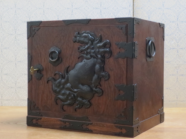 逸品 唐獅子文金具 3杯抽斗 民芸 小箪笥 鍵付き/手許箪笥/手元箪笥/船