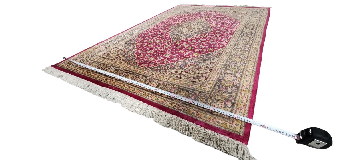 ペルシャ絨毯本物 カシャン産 有名なfallah 工房サイン 本物 素材:100%天然シルク 未使用品 サイズ:206cm×136cm ラグマット オススメです_画像9