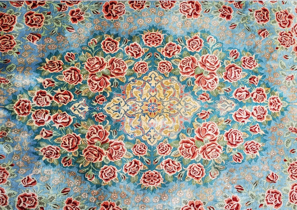 ペルシャ絨毯 本物 クム産 100%手織り100%天然シルク 210cm×129 モフセニー工房サイン有り綺麗な緑色とバラ 未使用品、非常に綺麗な絨毯_画像1