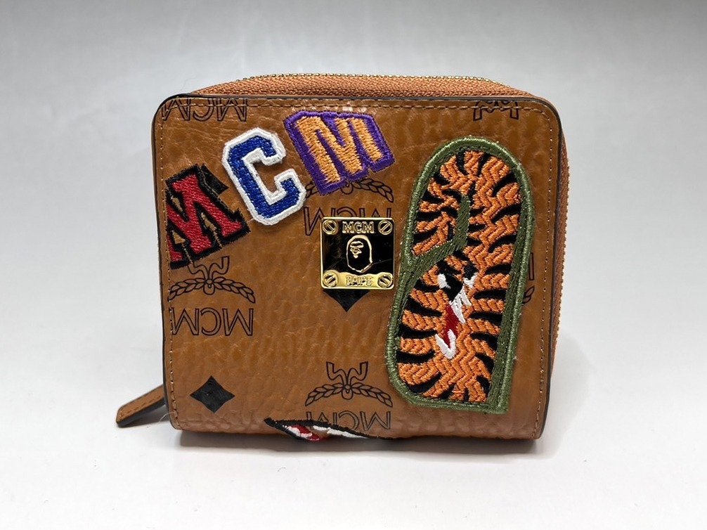 希少レア 限定品！美品 MCM x BAPE 二つ折り財布 ヴィセトス柄 Shark Weekender エイプ コンパクトウォレット メンズ 正規品 質セブン_画像1