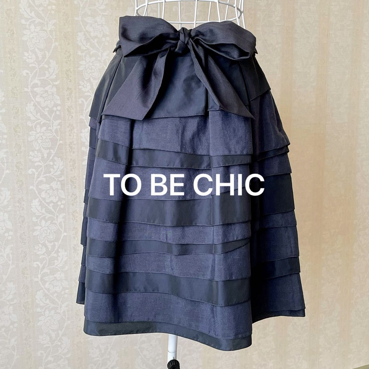 TO BE CHIC トゥービーシック　リボン付 ティアード膝丈スカート