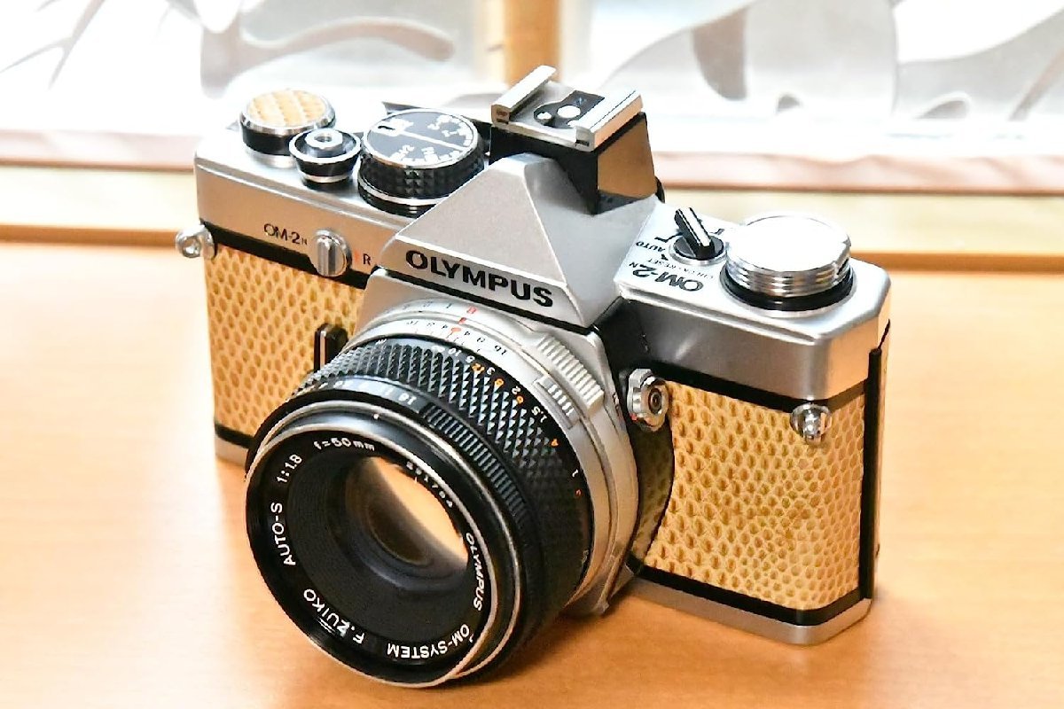 フィルムカメラ OLYMPUS OM-2N+OM-SYSTEM G.ZUIKO AUTO-W 1:3.5 f=28mm カスタム キャメル【中古】_画像3