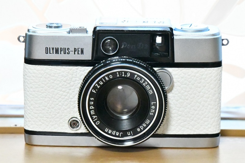手のひらサイズのコンパクトフィルムカメラ 中古 OLYMPUS PEN D2 手のひらサイズのコンパクトフィルムカメラ 中古 OLYMPUS PEN D2