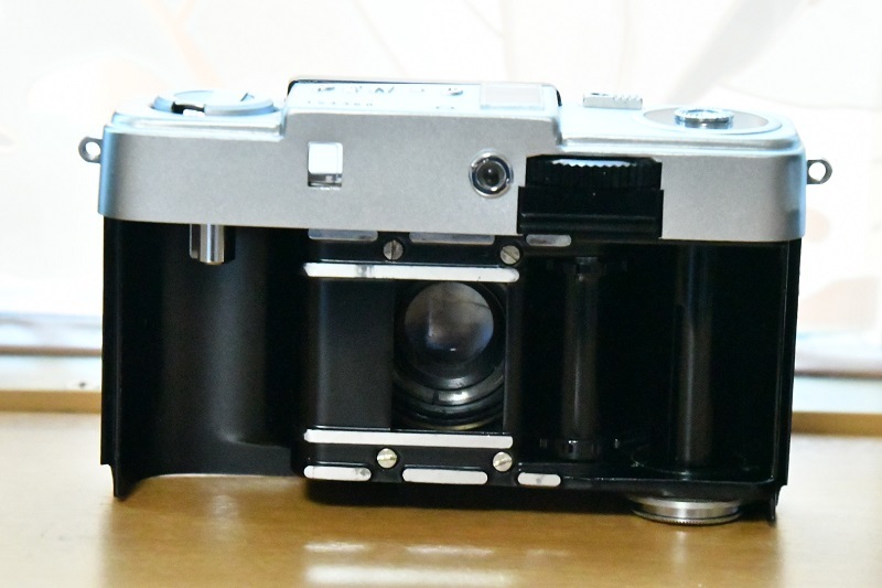 手のひらサイズのコンパクトフィルムカメラ 中古 OLYMPUS PEN D2 手のひらサイズのコンパクトフィルムカメラ 中古 OLYMPUS PEN D2