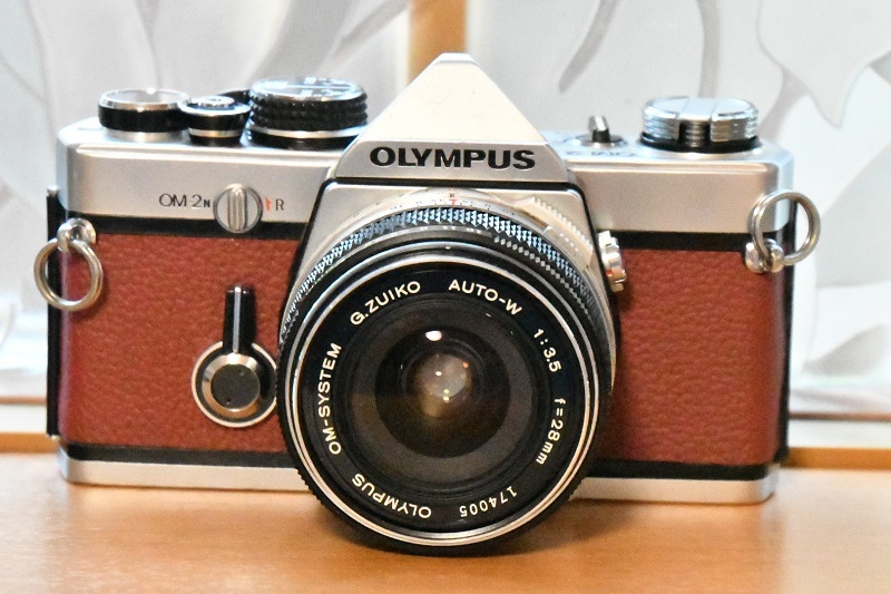 フィルムカメラ OLYMPUS OM-2N+OM-SYSTEM G.ZUIKO AUTO-W 1:3.5 f=28mm カスタム ワインレッド【中古】