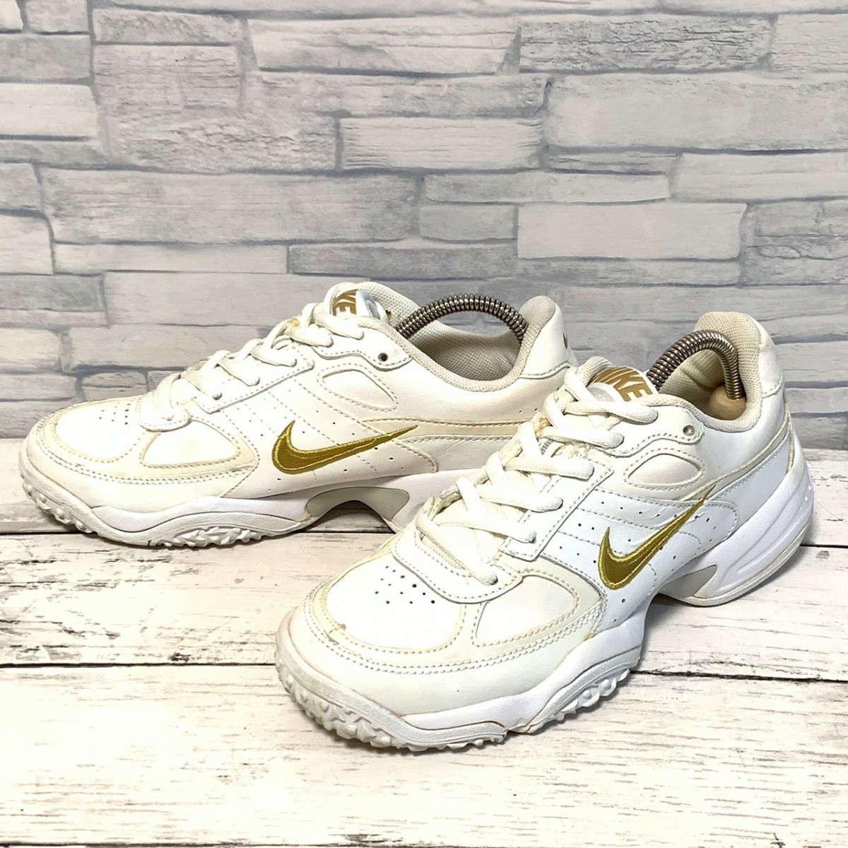 R4827bE NIKE ナイキ スニーカー 23cm ホワイト×ゴールド R4827bE NIKE ナイキ スニーカー 23cm ホワイト×ゴールド