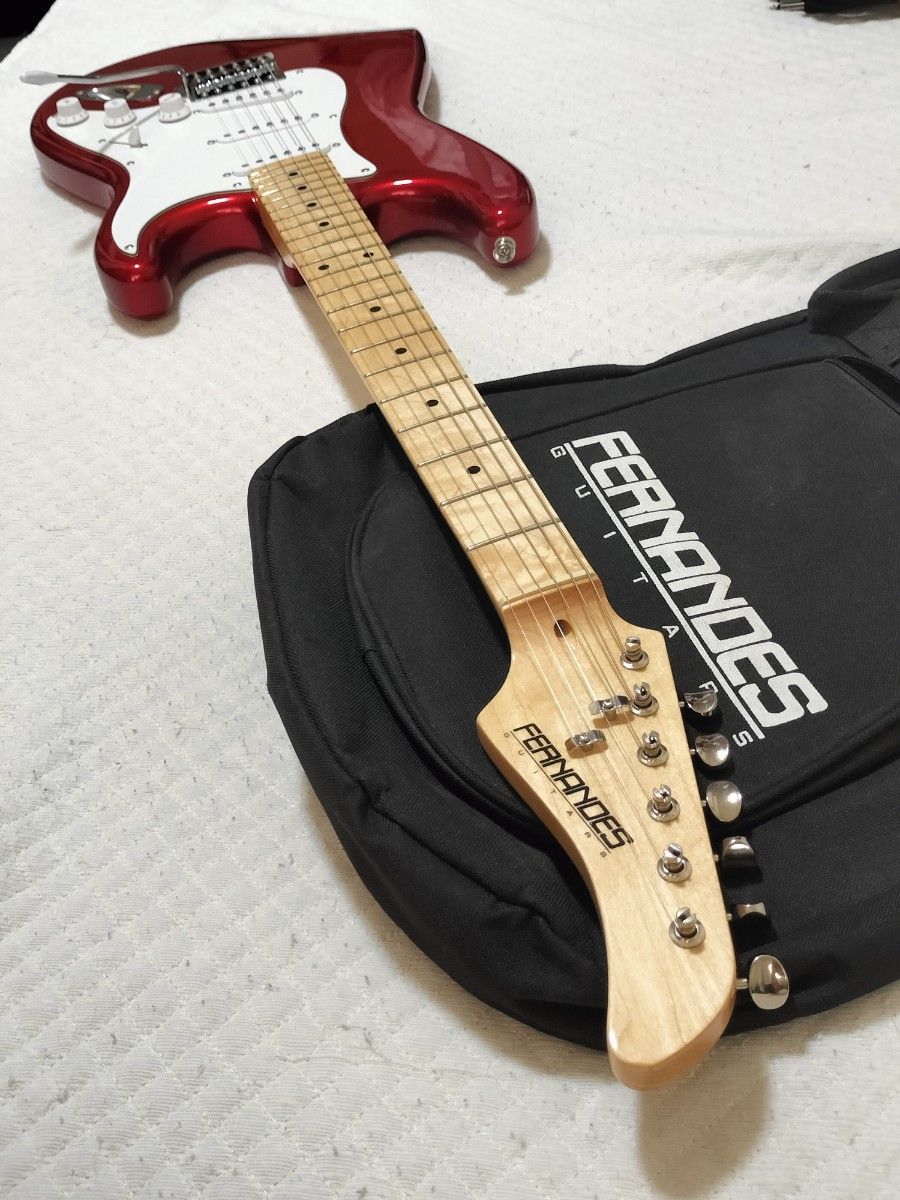 フェルナンデス ストラトキャスター 赤 エレキギター オマケ多数 ケース付き エレキギター ストラト Stratocaster