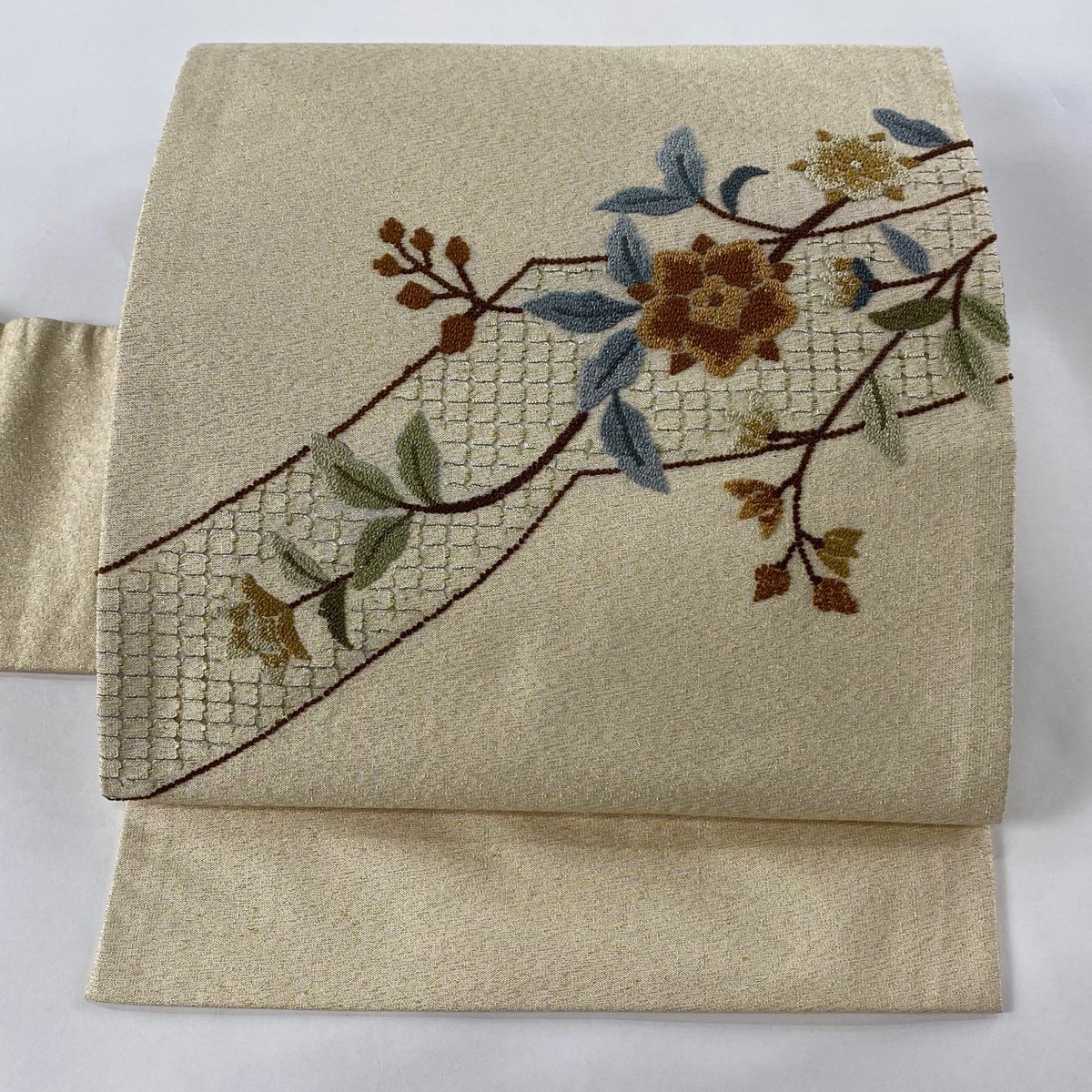 買い誠実 枝花 秀品 美品 名古屋帯 相良刺繍 【中古】 正絹 金色 金糸