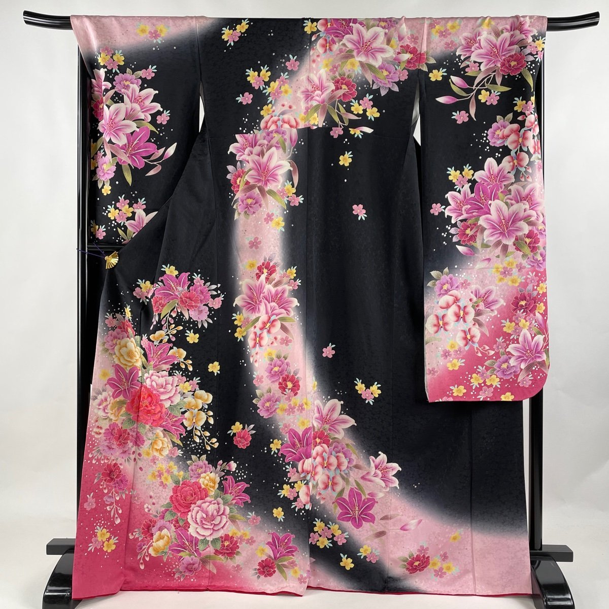 人気激安 振袖 身丈169.5cm 【中古】 名品 正絹 黒 箔 刺繍 草花 袷 L