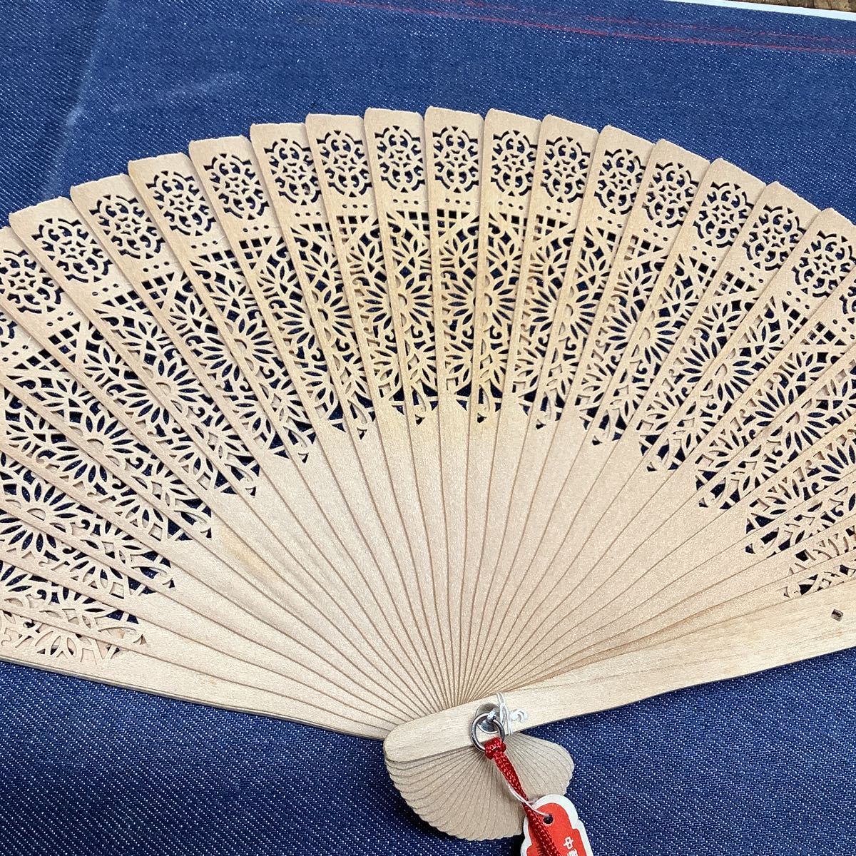 送料無料【Nす761】中国扇子 木製扇子 香り扇子 透かし彫り 送料無料【Nす761】中国扇子 木製扇子 香り扇子 透かし彫り