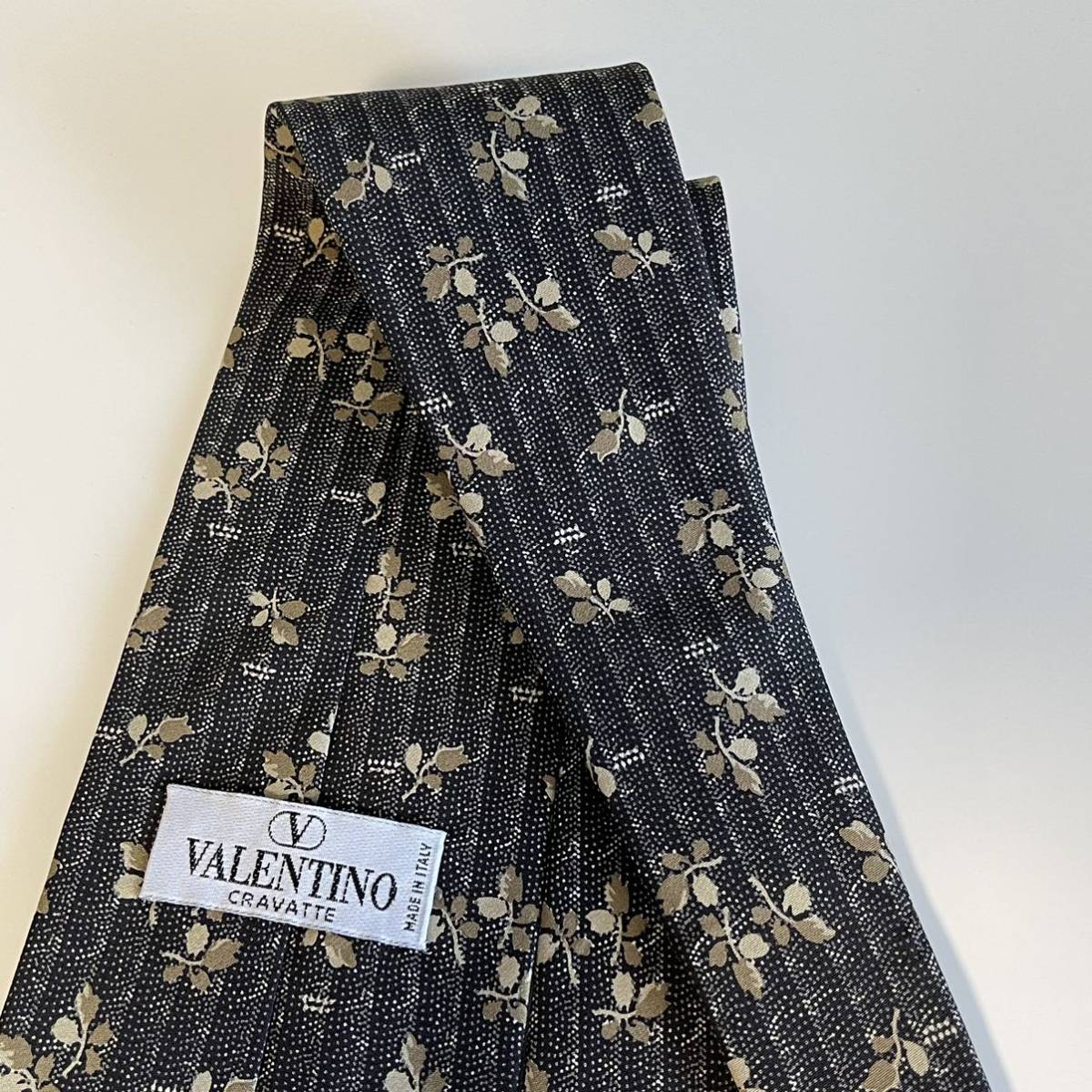 VALENTINO(ヴァレンティノ) 黒葉っぱ柄ワンポイントロゴネクタイの画像8
