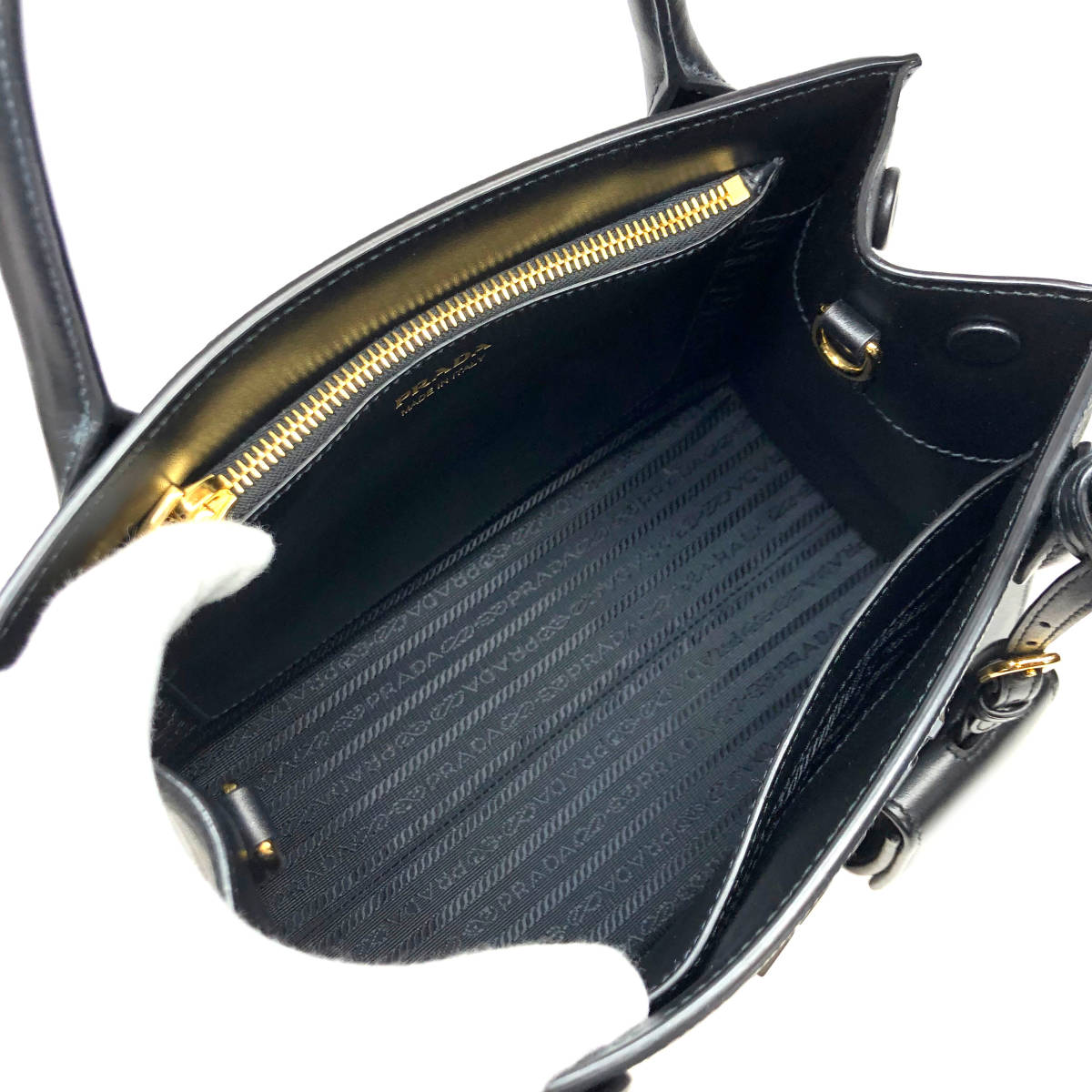 【中古美品】 PRADA プラダ モノクローム Sサイズ 2WAYバッグ ハンドバッグ/ショルダーバッグ サフィアーノレザー ブラック 1BA156_画像9