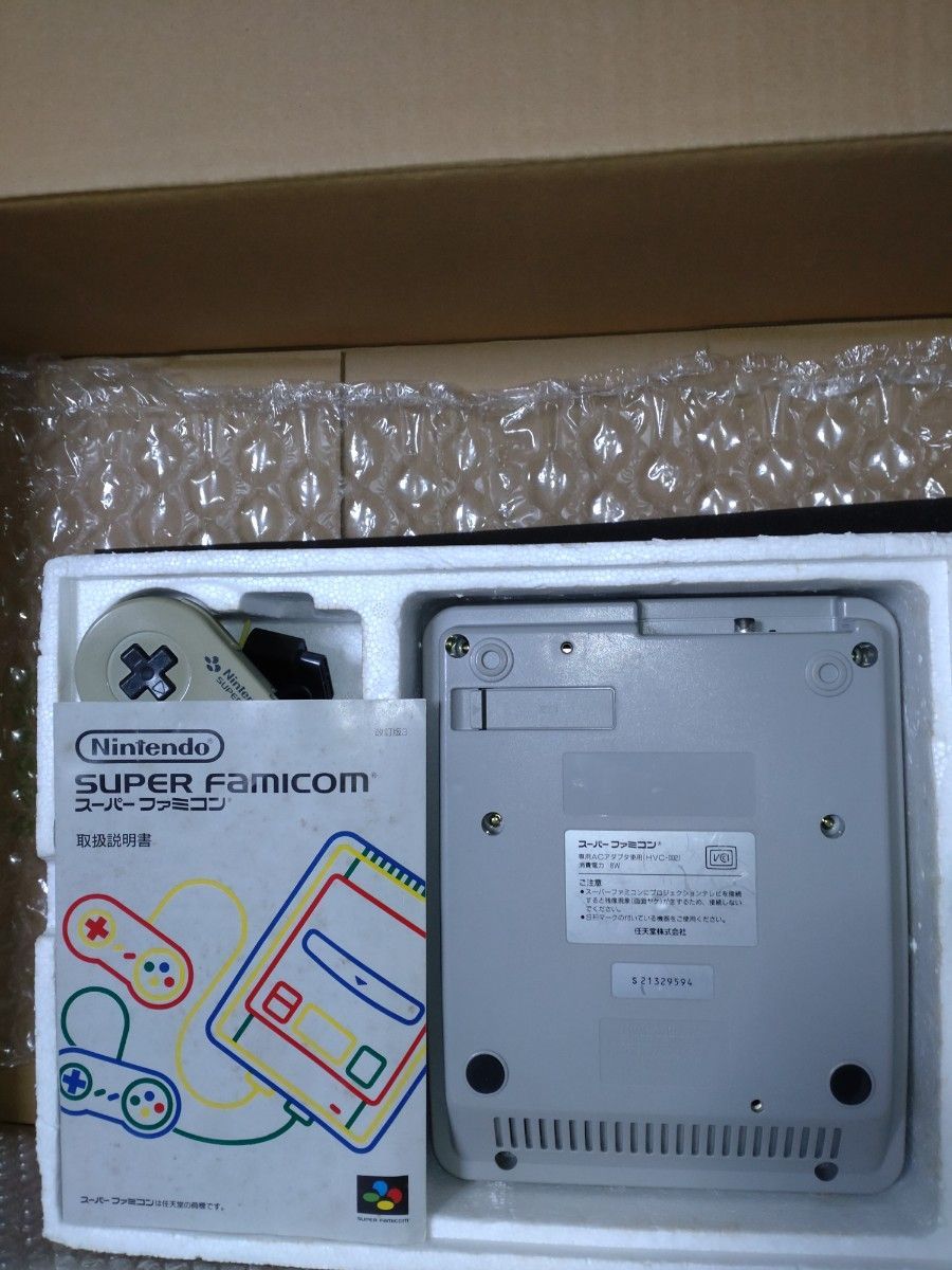 スーパーファミコン本体 箱付き 説明書付き(品番違い)+おまけ スーパーファミコン本体 箱付き 説明書付き(品番違い)+おまけ