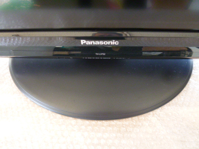 パナソニック TH-L37S2（2010年製） 付属品〔テレビスタンド・美品〕目立つ擦れも無い美品です　　_スタンドを取り外す前の前後の状態です