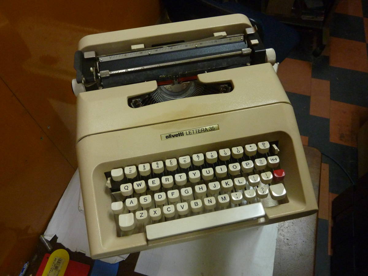 [ olivetti オリベッティ LETTERA 35 ]タイプライター made by olivetti in spain スペイン製 本体横幅約33㎝ 専用プラケース入 送料無料_画像2