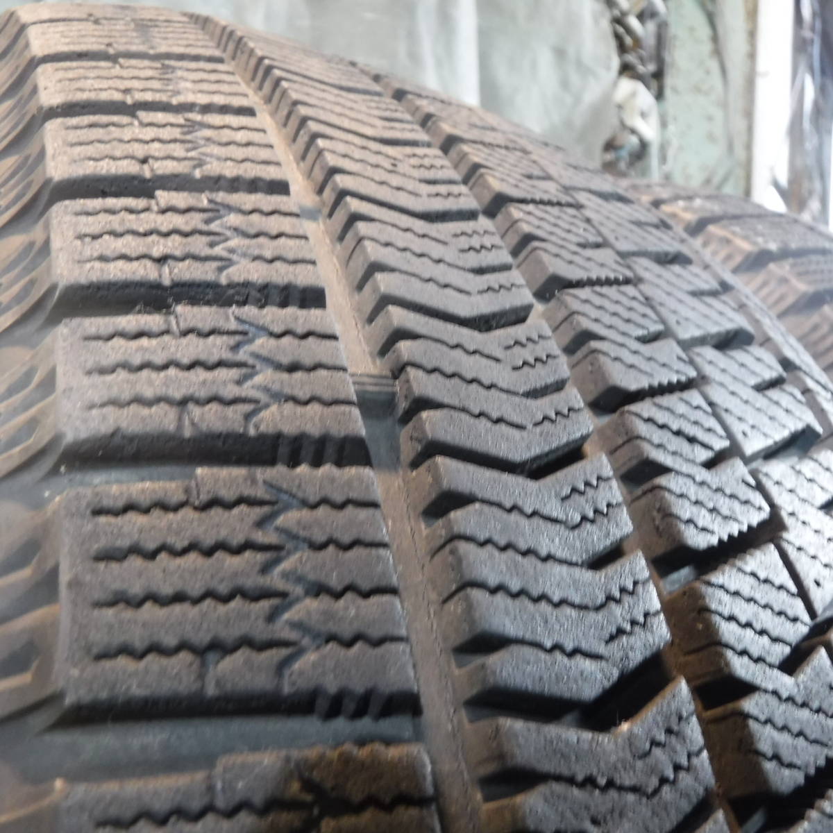 8分山 品質良し BLIZZAK ブリザック VRX 2 225/60R17 BRIDGESTONE(ブリヂストン) 愛知手渡し,交換可 スタッドレス 中古タイヤ4本 742-80-6_画像4