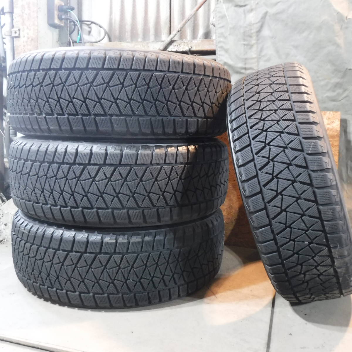 バリ山 BLIZZAK ブリザック DM-V2 235/55R20 中古タイヤ4本 BRIDGESTONE(ブリヂストン) 愛知手渡し,交換可 スタッドレス 747-120-8_画像1