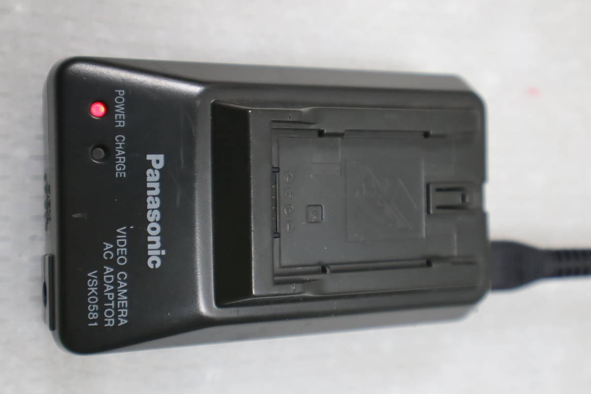 E0138 H L Panasonic パナソニック ビデオカメラ用充電器 VSK0581_画像1