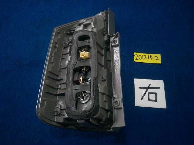 ヴォクシー DBA-ZRR70W 右 テール ランプ ZS 煌2 8人 81550-28540 ※同梱不可 即決商品_画像3