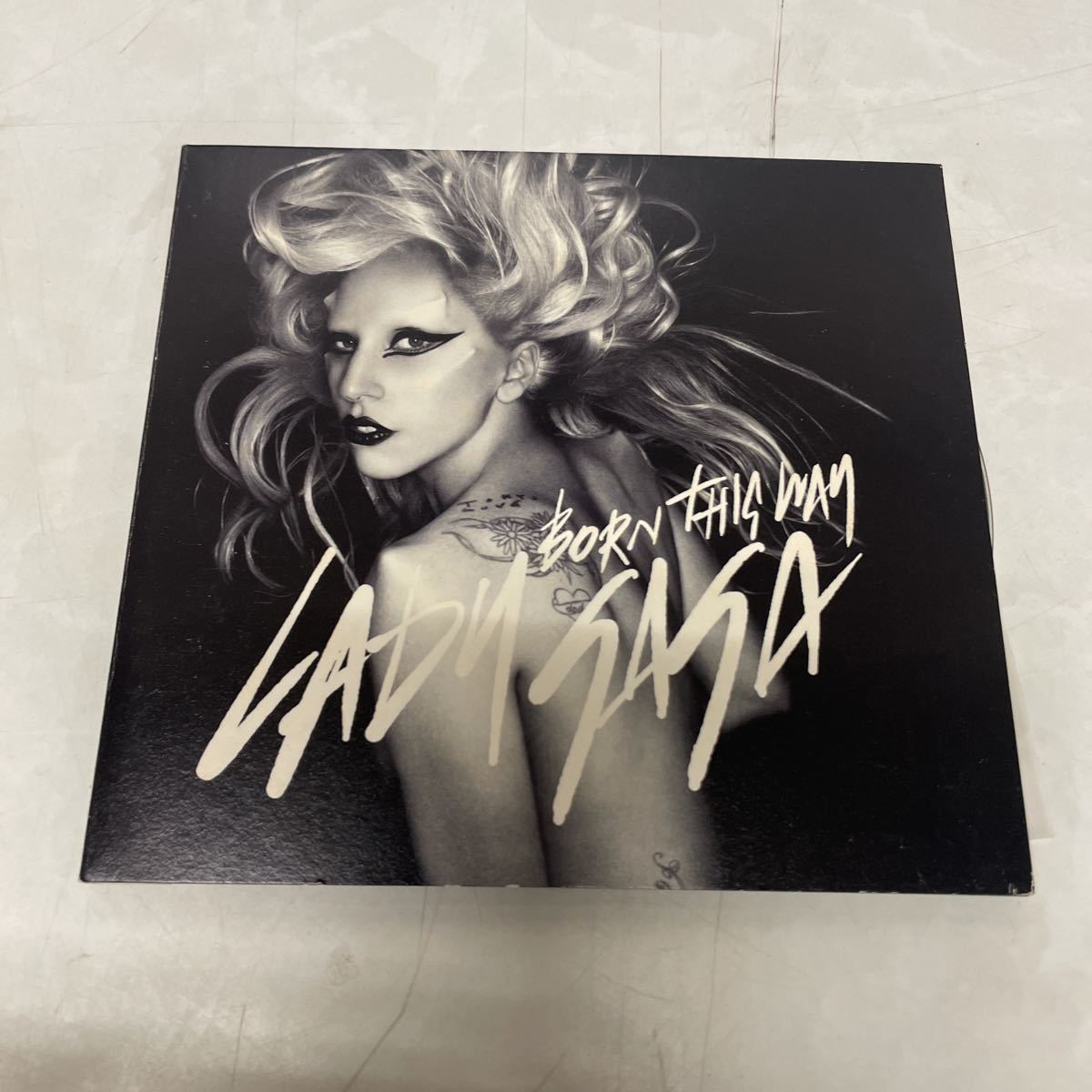 ○【CD】LADY GAGA BORN THIS WAY 再生確認済 中古品_画像1