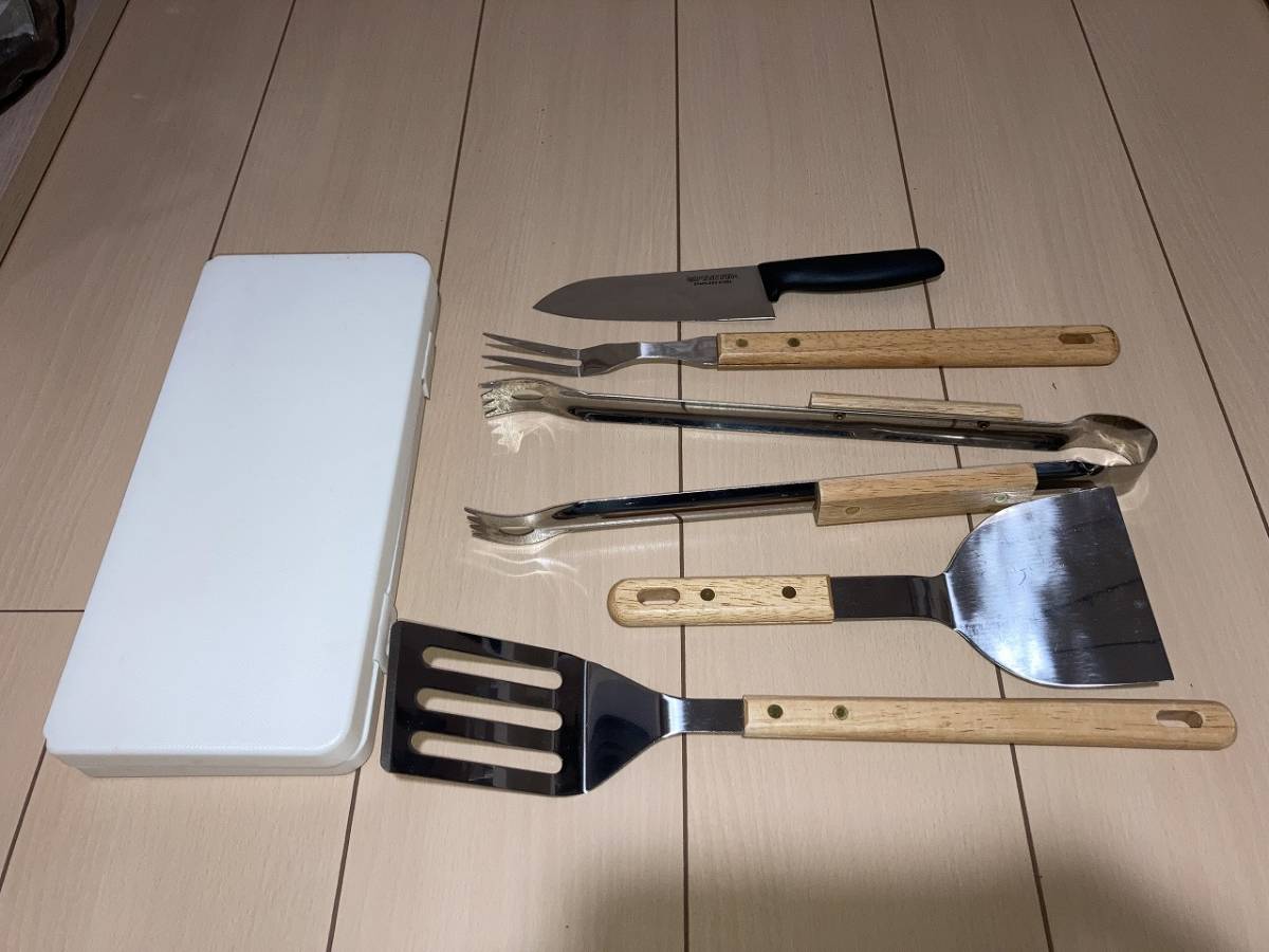 【おしゃれ　籐のバック入り キャンプ、レジャー用　木製食器セット　中古品　送料込み！】_画像9