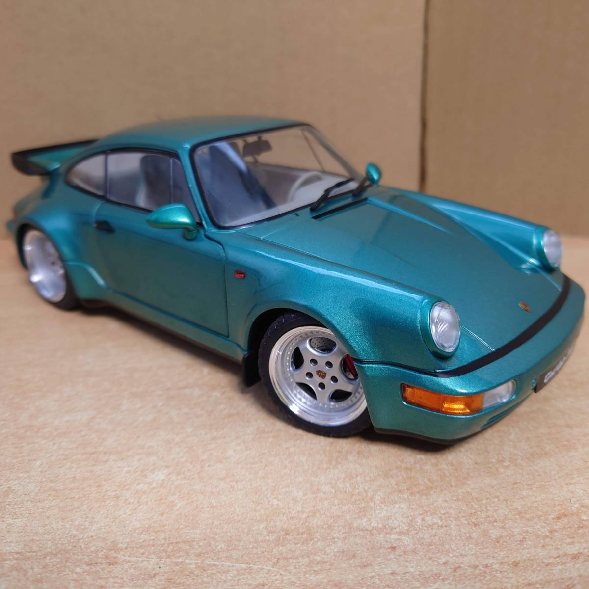 1/18 ポルシェ 964 ターボ 1991 グリーン Porsche ソリド製ダイキャスト製ミニカー_画像2