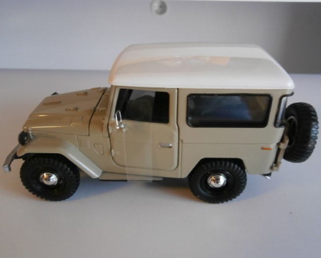 1/24 トヨタ FJ40 ランドクルーザー ベージュ Toyota FJ40 ダイキャスト製ミニカー_画像4