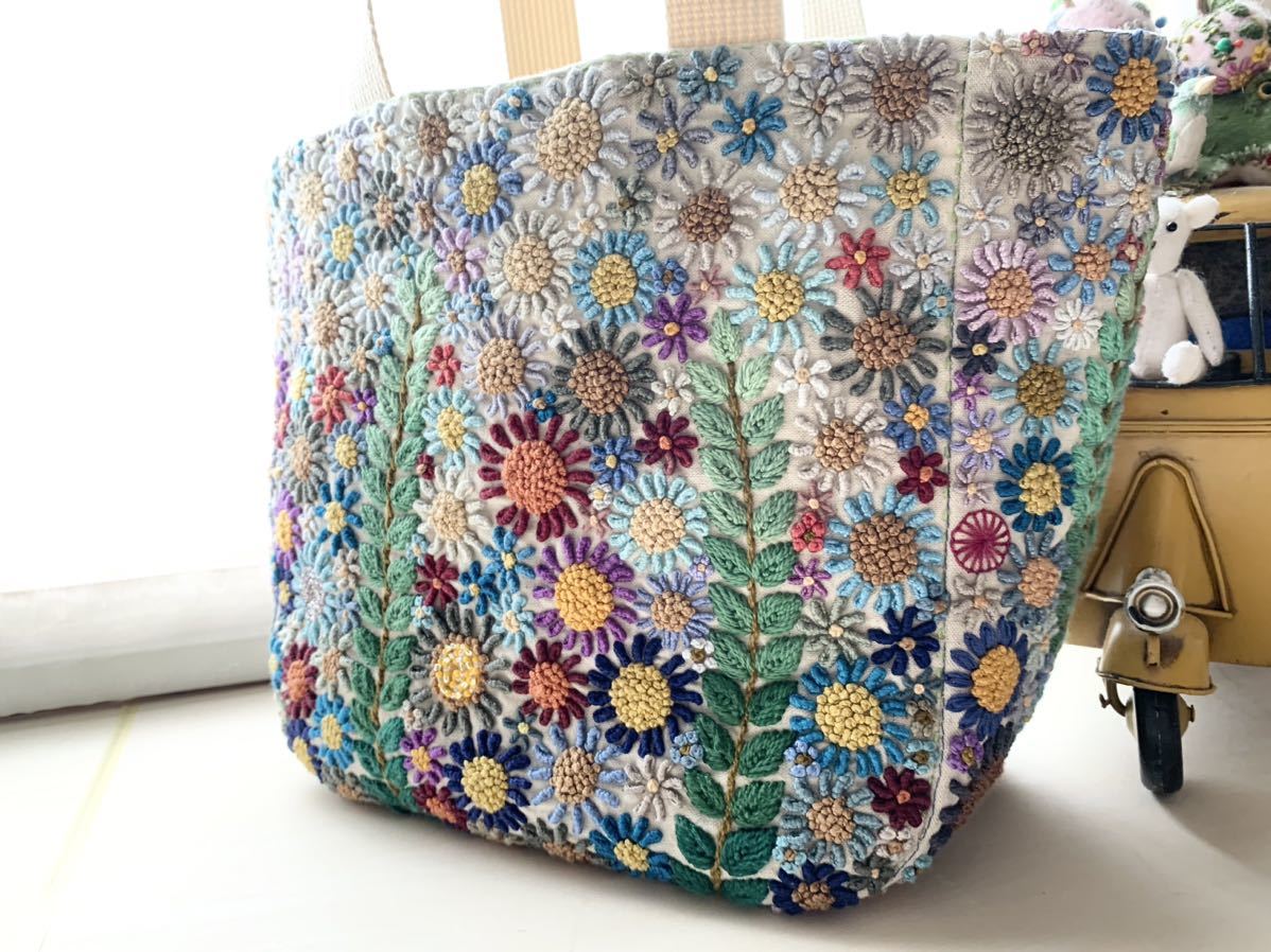 お花の手刺繍 ビーズ刺繍　バッグ　ハンドメイド リネン生地　_画像3