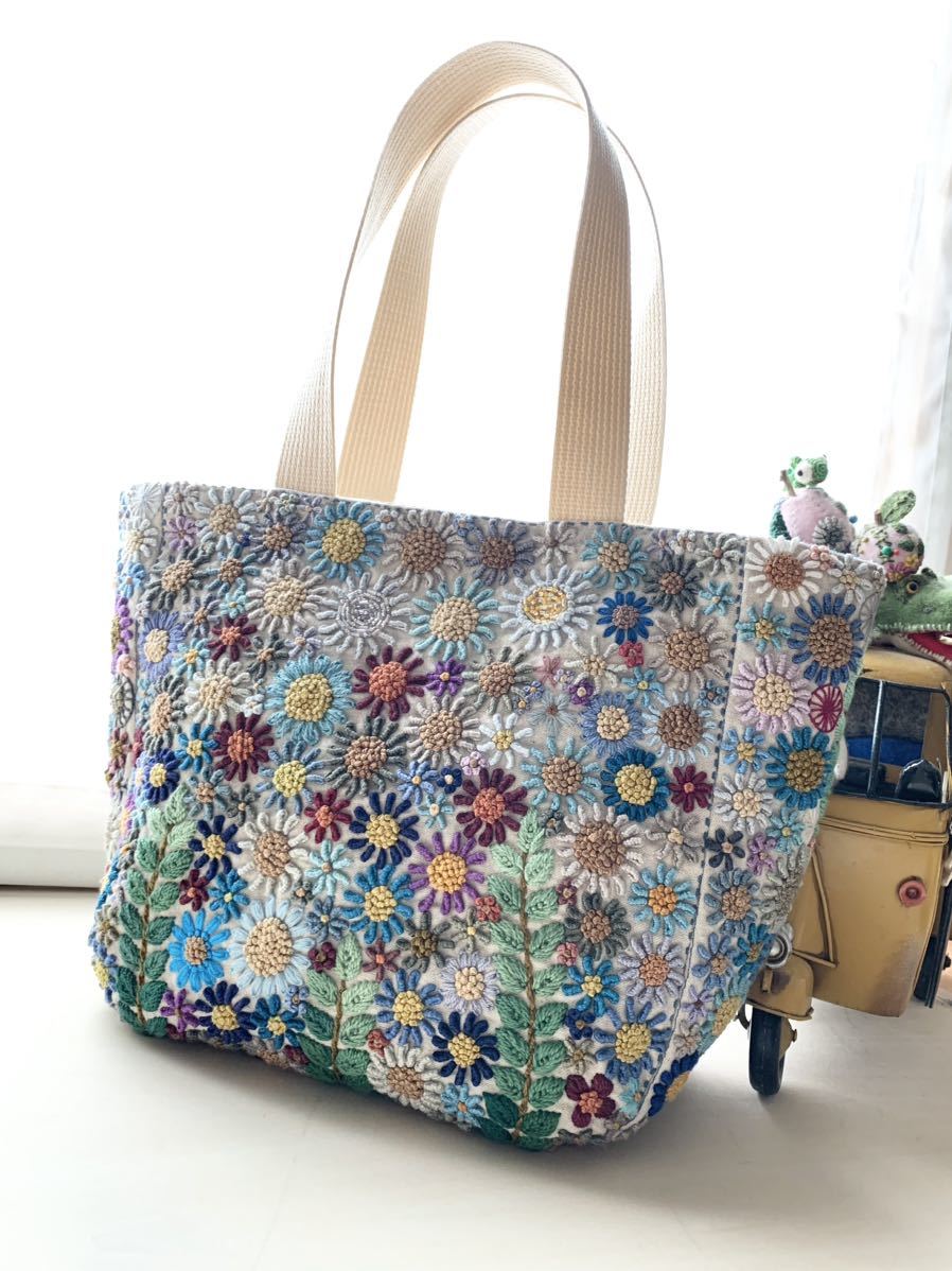 お花の手刺繍 ビーズ刺繍　バッグ　ハンドメイド リネン生地　_画像4