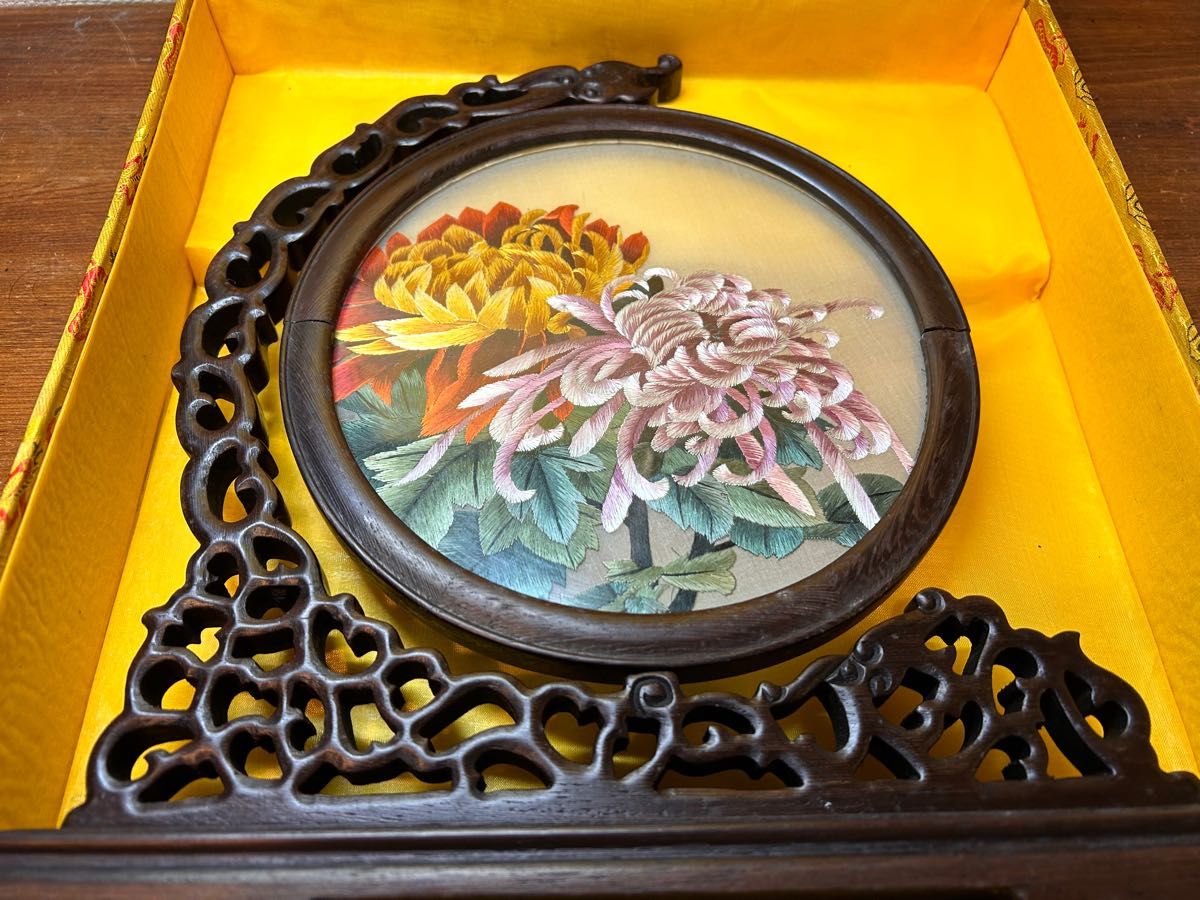中国刺繍 両面刺繍(菊) 高級刺繍 中国刺繍工芸品 置物 ギフト 中国刺繍 両面刺繍(菊) 高級刺繍 中国刺繍工芸品 置物 ギフト