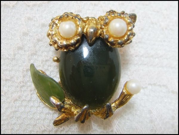 ヴィンテージ スワボダ SWOBODA刻印あり 翡翠(軟玉)と真珠の可愛い梟、ふくろう、フクロウのブローチ アメリカ購入品 本物保証 