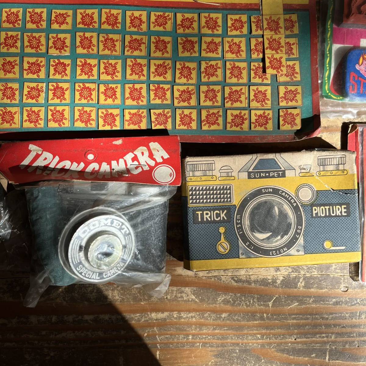 駄菓子屋　玩具　数字合せ　ピンバッジ　アクセサリー　トリックカメラ　土型　手品　磁石　時計　昭和レトロ_画像6