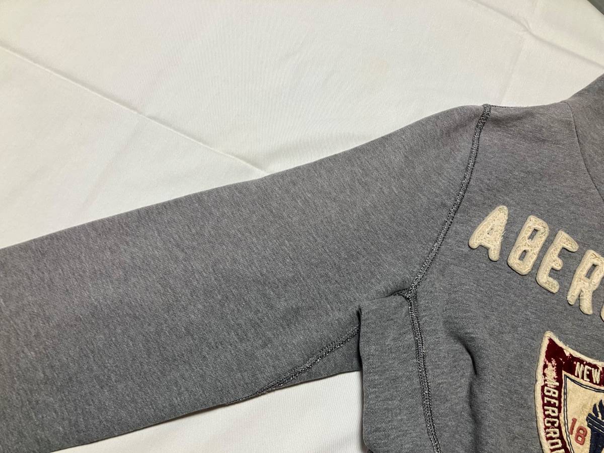 Abercrombie&Fitch アバクロンビーアンドフィッチ ロゴアップリケ/エンブレム裏起毛パーカー S 中古 右肩～腕に掛けて薄っすらやけ_※ 右肩～腕に掛けて薄っすらやけあります