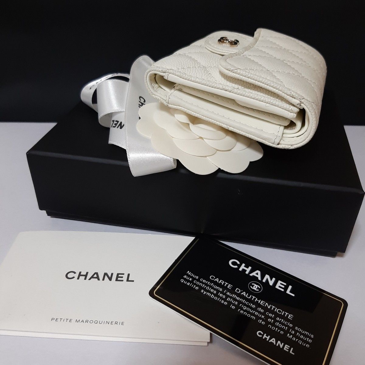 限定価格《レア★》極美品　ご褒美　CHANELキャビアスキン　マトラッセ　三つ折財布　シャネル財布　オフホワイト　コンパクト財布　